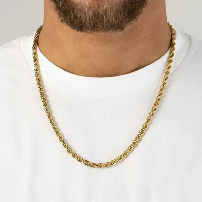 Collar bisutería hombre cadena cordón salomónico chapado oro 18k de 6mm, sobre fondo oscuro.