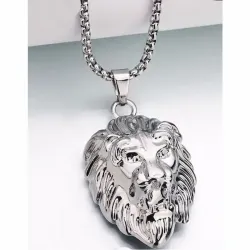 Collar bisutería hombre con colgante cabeza de león chapado en plata y cadena larga, sobre fondo negro.
