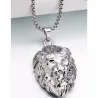 Collar bisutería hombre con colgante cabeza de león chapado en plata y cadena larga, sobre fondo negro.