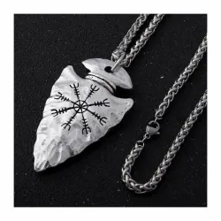 Collar bisutería hombre con colgante punta de lanza y runa vikinga en acero, sobre fondo oscuro texturizado.