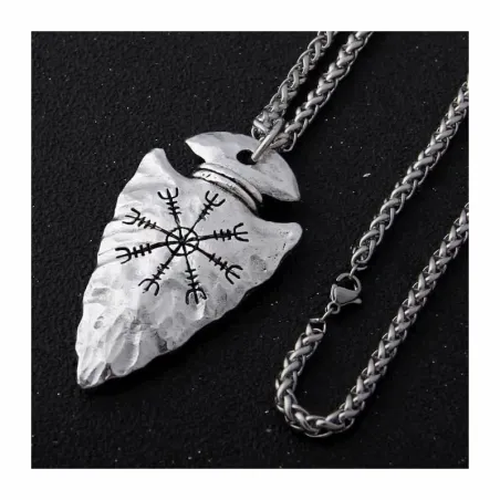 Collar bisutería hombre con colgante punta de lanza y runa vikinga en acero, sobre fondo oscuro texturizado.