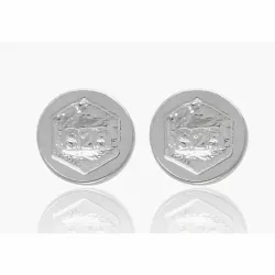 Pendientes bisutería infantil de 7mm acabado plata 925 y brillo suave, sobre fondo rosa claro.