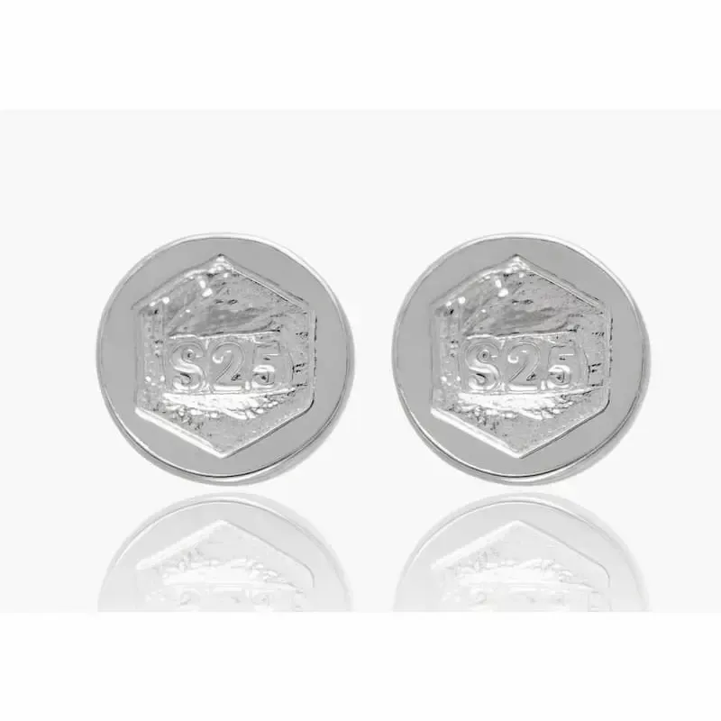 Pendientes bisutería infantil de 7mm acabado plata 925 y brillo suave, sobre fondo rosa claro.