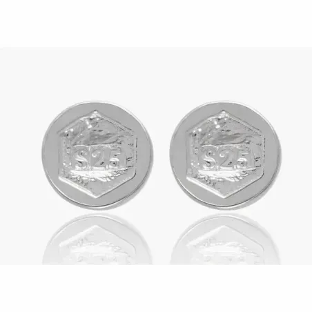 Pendientes bisutería infantil de 7mm acabado plata 925 y brillo suave, sobre fondo rosa claro.