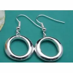 Pendientes bisutería mujer con aros 1,8cm chapados plata 925 y cierre de presión, sobre fondo blanco.