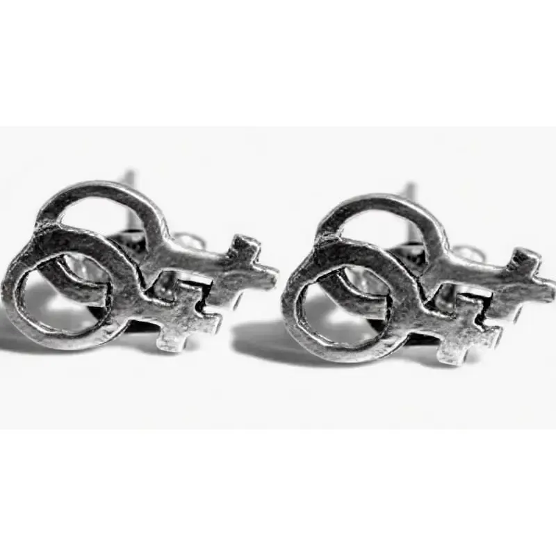 Pendientes de plata envejecida de 1 cm, acabado mate y cierre de presión.