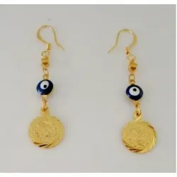 Pendientes bisutería mujer con monedas doradas y ojos turcos chapado oro, sobre fondo azul noche.