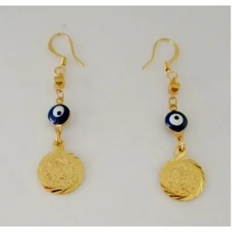 Pendientes bisutería mujer con monedas doradas y ojos turcos chapado oro, sobre fondo azul noche.