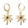 Pendientes bisutería mujer con hojas palmera 1,5cm oro 14K y cristal negro, sobre fondo rosa suave.