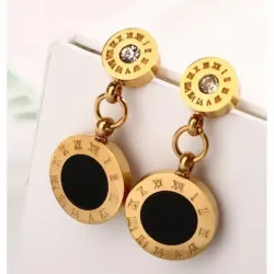 Pendientes bisutería mujer redondos con números romanos y circonitas acabado oro 18k, sobre fondo blanco.