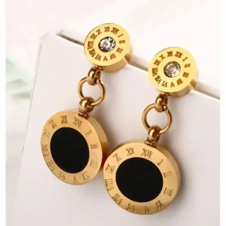 Pendientes bisutería mujer redondos con números romanos y circonitas acabado oro 18k, sobre fondo blanco.