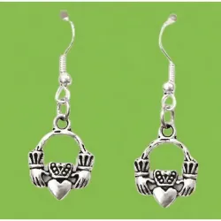 Pendientes bisutería mujer diseño Claddagh con corazón coronado y manos bañados en plata, sobre fondo blanco.