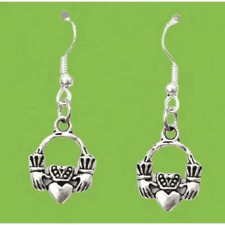 Pendientes bisutería mujer diseño Claddagh con corazón coronado y manos bañados en plata, sobre fondo blanco.