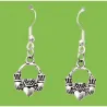 Pendientes bisutería mujer diseño Claddagh con corazón coronado y manos bañados en plata, sobre fondo blanco.