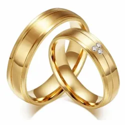 Alianza de acero chapado en oro 14K con 3 circonias blancas. Peso 5,5gr.