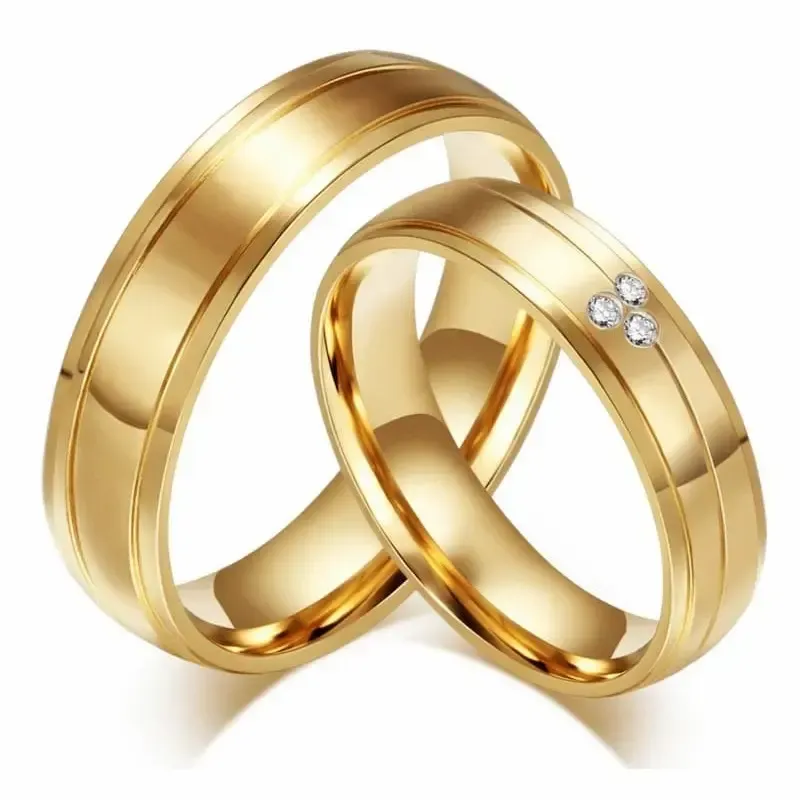 Alianza de acero chapado en oro 14K con 3 circonias blancas. Peso 5,5gr.