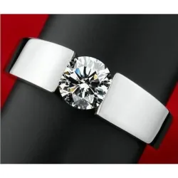 Alianza de acero color plata con piedra central brillante, acabado pulido y superficie lisa.