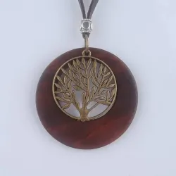 Colgante circular de madera con detalles en acero, cordón de cuero ajustable y acabado artesanal.