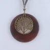 Colgante circular de madera con detalles en acero, cordón de cuero ajustable y acabado artesanal.