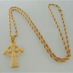 Collar bisutería hombre con cruz celta tallada 4,5cm chapado oro y cadena, sobre fondo verde oscuro.