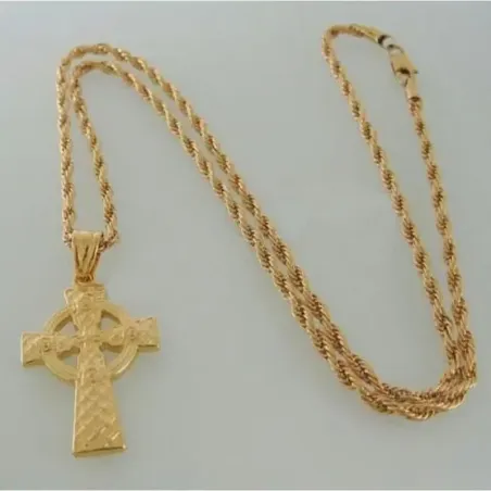Collar bisutería hombre con cruz celta tallada 4,5cm chapado oro y cadena, sobre fondo verde oscuro.