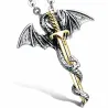 Collar bisutería hombre con dragón y espada dorada 5cm cadena 52cm, sobre fondo oscuro.