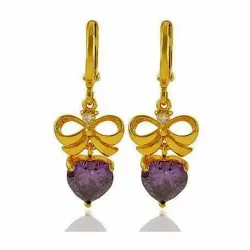 Pendientes bisutería mujer con corazón púrpura cristal 3cm gold filled 18K, sobre fondo rosa suave.