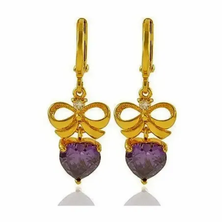 Pendientes bisutería mujer con corazón púrpura cristal 3cm gold filled 18K, sobre fondo rosa suave.