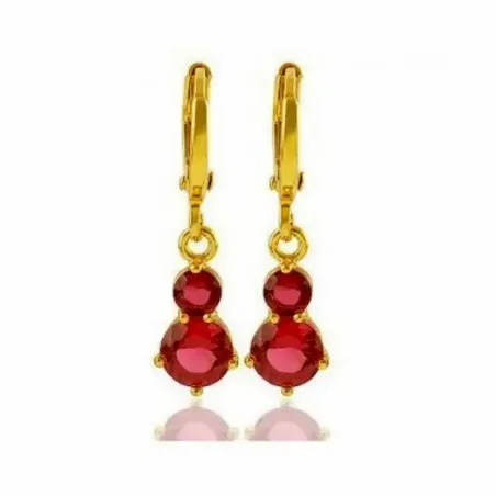 Pendientes bisutería mujer con piedras rojas largos 2,5cm gold filled 14K, sobre fondo blanco.