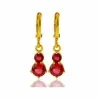 Pendientes bisutería mujer con piedras rojas largos 2,5cm gold filled 14K, sobre fondo blanco.