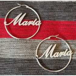 Pendientes de aro de 5 cm con el nombre María grabado, acabado en plata brillante y cierre de presión.