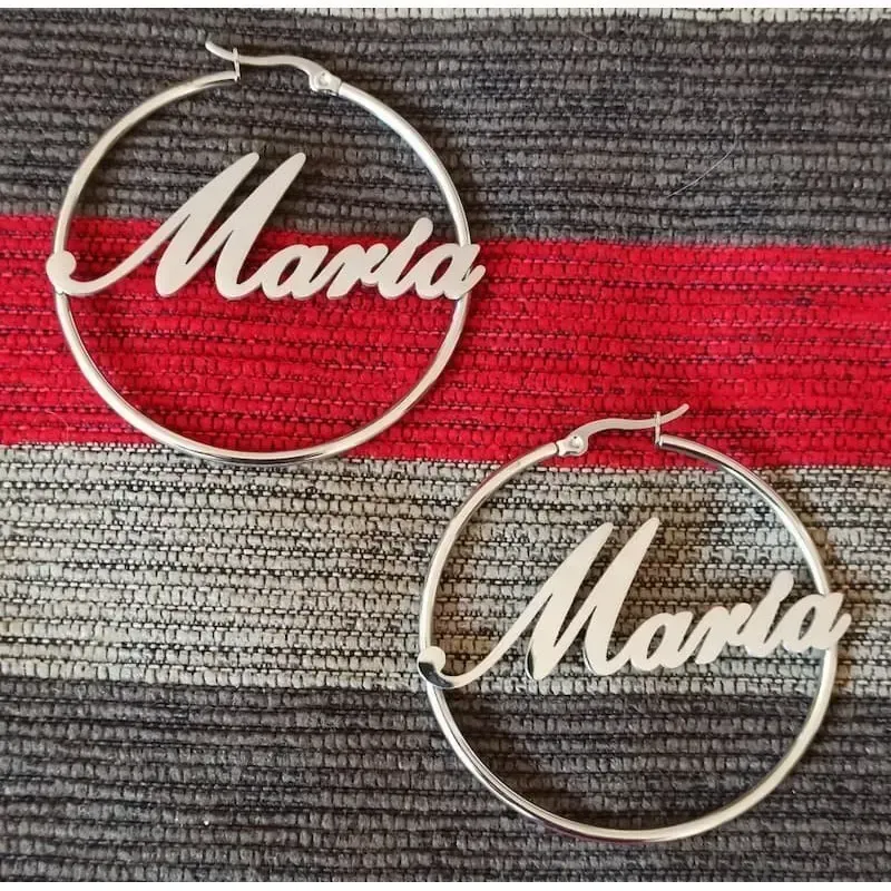 Pendientes de aro de 5 cm con el nombre María grabado, acabado en plata brillante y cierre de presión.