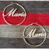 Pendientes de aro de 5 cm con el nombre María grabado, acabado en plata brillante y cierre de presión.