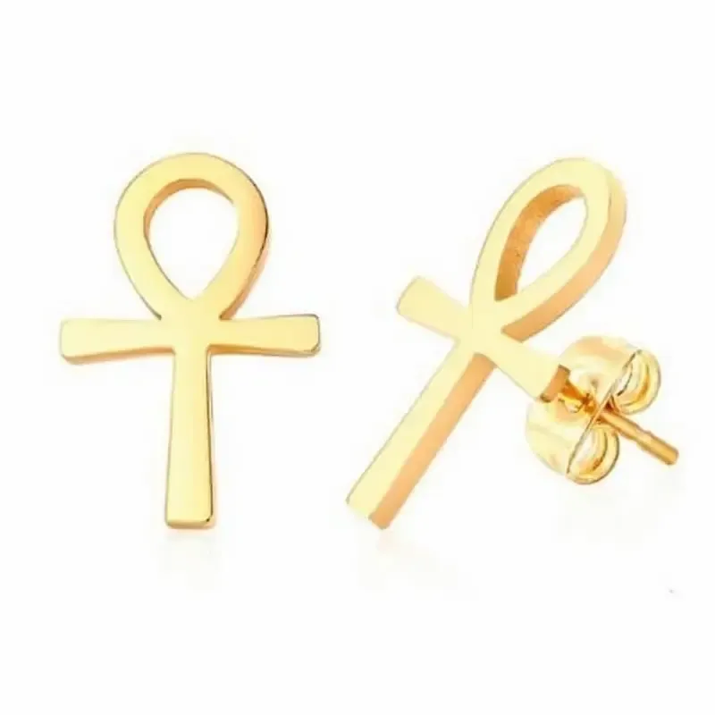 Pendientes bisutería mujer con cruz egipcia ankh 14mm chapado oro, sobre fondo arena.