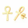Pendientes bisutería mujer con cruz egipcia ankh 14mm chapado oro, sobre fondo arena.