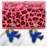 Pendientes bisutería mujer con paloma paz 2cm oro esmalte y strass, sobre fondo azul cielo.