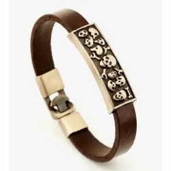 Brazalete bisutería hombre con diez calaveras acero 12mm y acabado envejecido, sobre fondo oscuro.