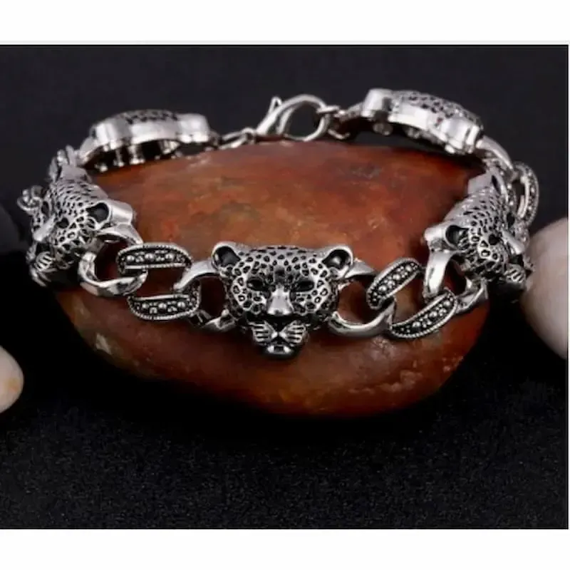 Brazalete bisutería hombre con diseño puma americano 1,5cm acero inoxidable y grabado, sobre fondo oscuro.