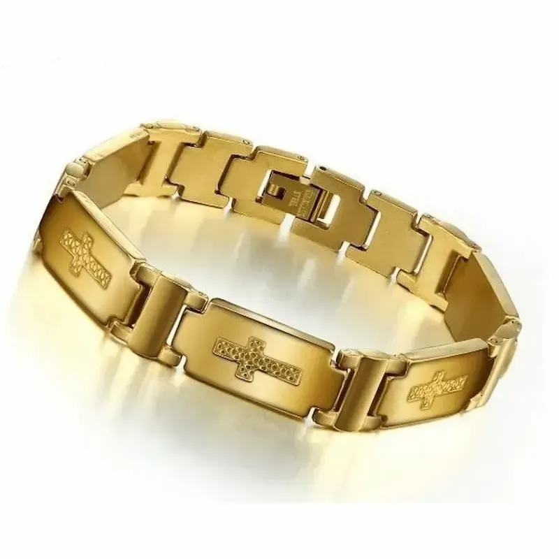 Pulsera bisutería hombre con cruz 1,2cm chapada oro 18K y eslabones anchos, sobre fondo gris.