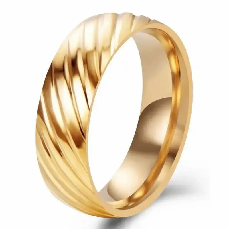 Anillo de acabado dorado brillante, superficie lisa de 6 mm de ancho y diseño minimalista.