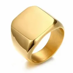 Anillo de sello con superficie plana de 1,8 cm, acabado dorado brillante y diseño clásico.