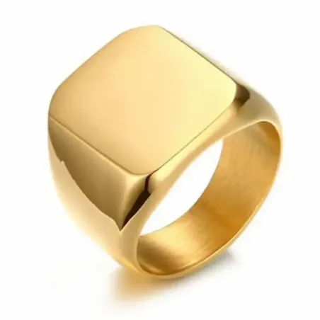 Anillo de sello con superficie plana de 1,8 cm, acabado dorado brillante y diseño clásico.
