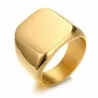Anillo de sello con superficie plana de 1,8 cm, acabado dorado brillante y diseño clásico.