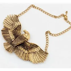 Colgante de águila dorada con las alas extendidas y articuladas, cadena corta de 45 cm y acabado brillante.