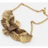 Colgante de águila dorada con las alas extendidas y articuladas, cadena corta de 45 cm y acabado brillante.