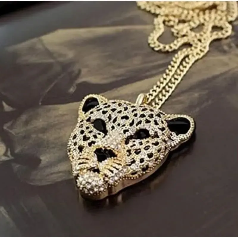Collar bisutería hombre con cabeza de tigre 4cm chapado oro 9K y cristales, sobre fondo negro.
