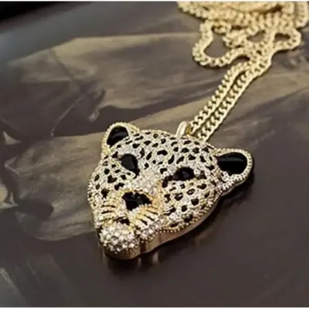 Collar bisutería hombre con cabeza de tigre 4cm chapado oro 9K y cristales, sobre fondo negro.