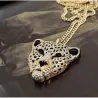 Collar bisutería hombre con cabeza de tigre 4cm chapado oro 9K y cristales, sobre fondo negro.