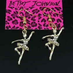 Pendientes bisutería mujer con bailarina 3cm cristales blancos y cadena 5cm, sobre fondo rosa suave.