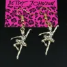 Pendientes bisutería mujer con bailarina 3cm cristales blancos y cadena 5cm, sobre fondo rosa suave.